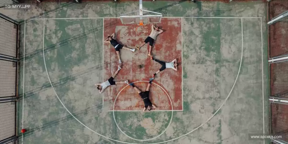 📱实时弹幕，全球球迷在线狂欢！💬